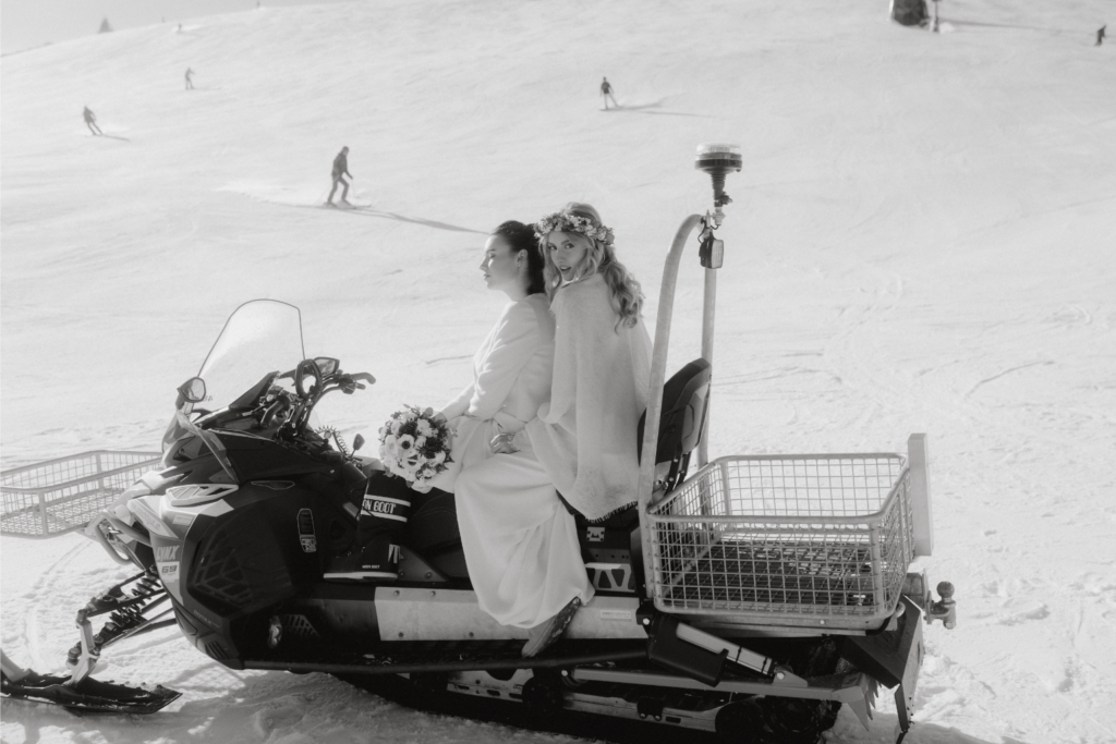 Inklusive Hochzeitsplanung Starnberg - Paar auf Skidoo
