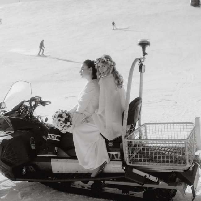 Inklusive Hochzeitsplanung Starnberg - Paar auf Skidoo