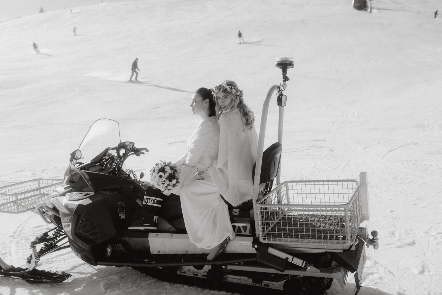 Inklusive Hochzeitsplanung Starnberg - Paar auf Skidoo